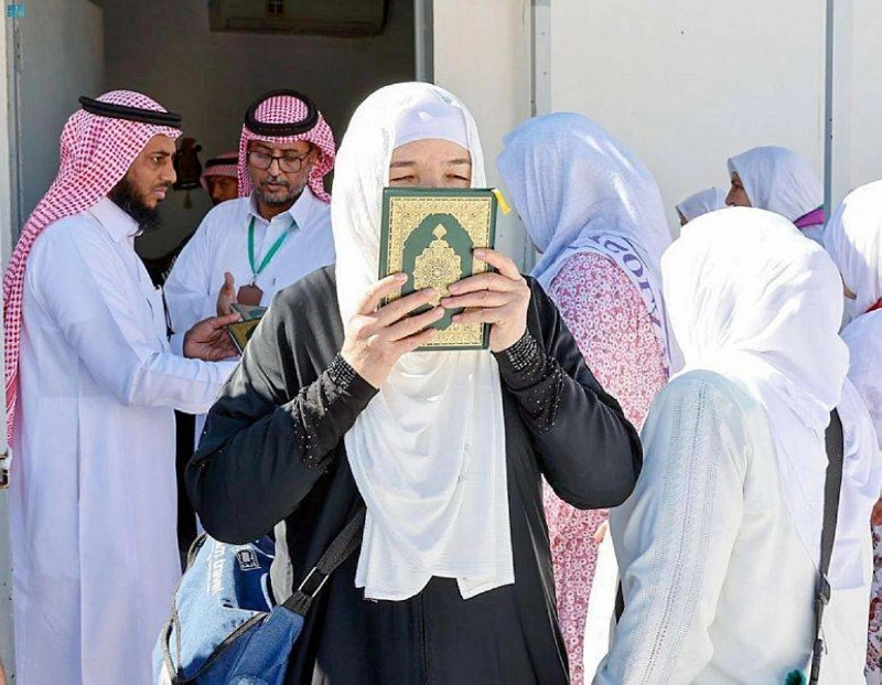 حاجة تقبل المصحف الشريف