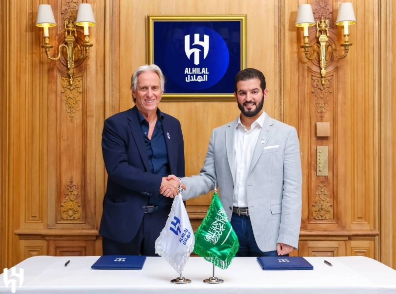 رئيس الهلال لدى التوقيع مع جيسوس