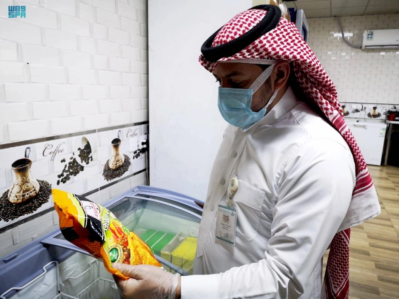 أحد المراقبين خلال الجولة (مكة)