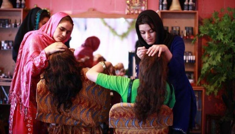 أفغانيات في مركز تجميل (مكة)