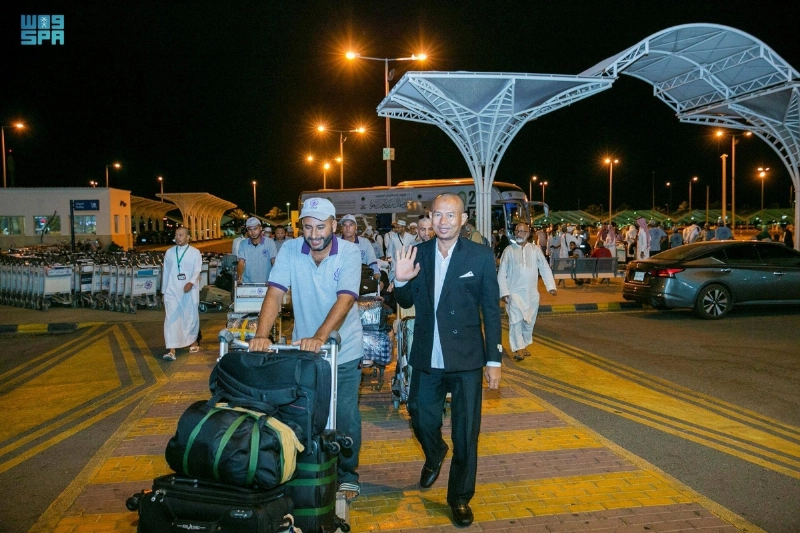 ضيوف خادم الحرمين في طريقهم للمغادرة (مكة)