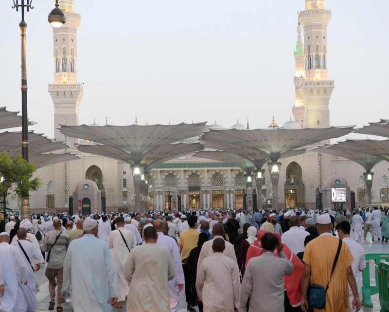 تعطير الساحات المجاورة للمسجد النبوي