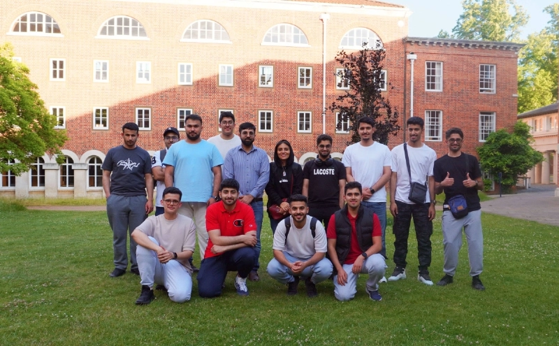 طلاب في مقر المعسكرات بجامعة إكسفورد (مكة)