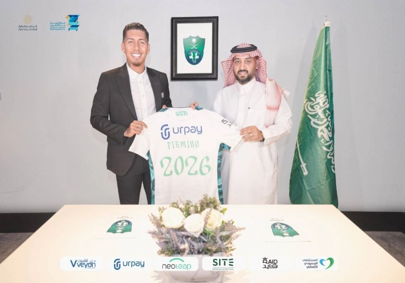 فيرمينو بعد توقيعه مع الأهلي