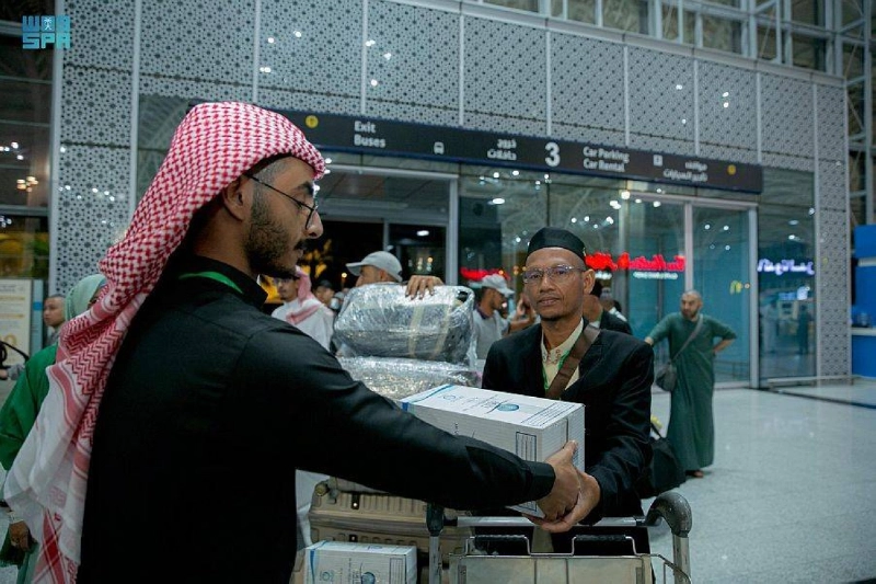 حاج يحمل كرتونا من تمور المدينة (مكة)