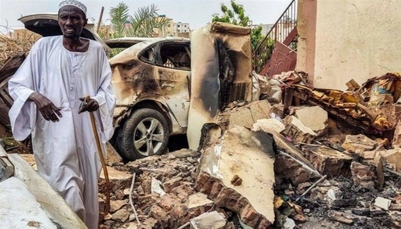 سوداني وسط أنقاض بيته في الخرطوم (مكة)