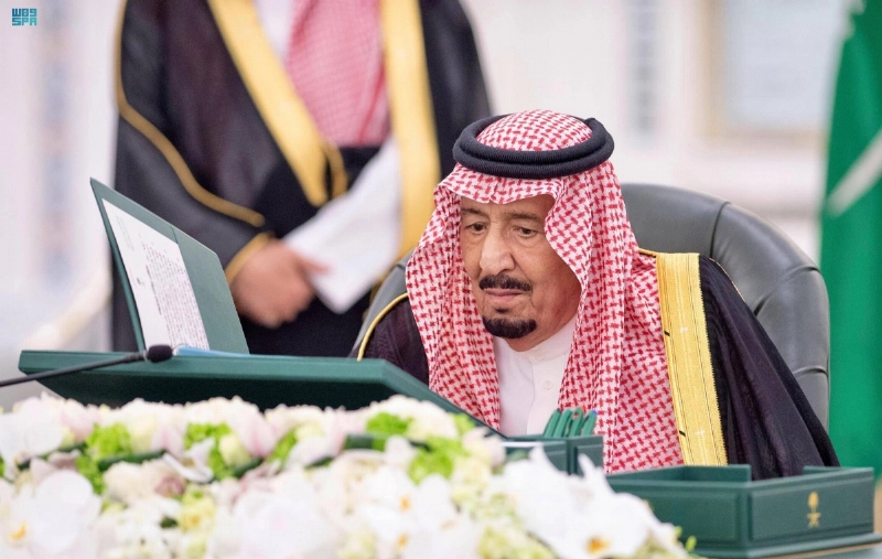 الملك سلمان مترئسا جلسة مجلس الوزراء أمس (واس)