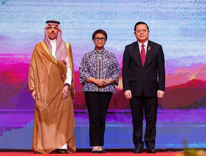 فيصل بن فرحان مع عضوين بالمعاهدة (واس)