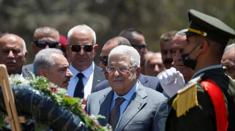 محمود عباس لدى زيارته جنين (مكة)