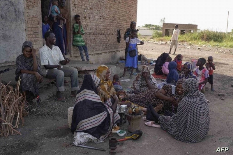 عائلات سودانية تفترش الشارع بسبب الحرب (مكة)