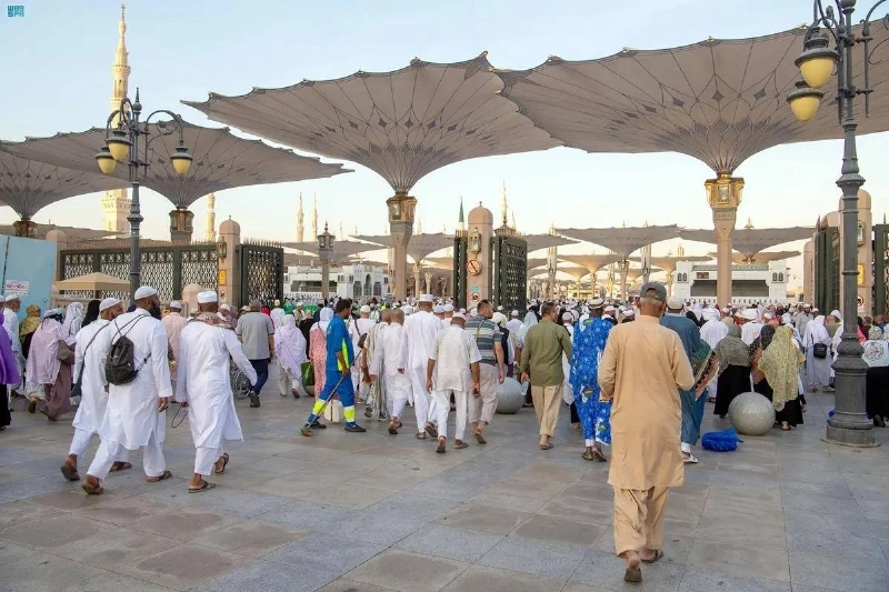ضيوف الرحمن في المسجد النبوي (مكة)