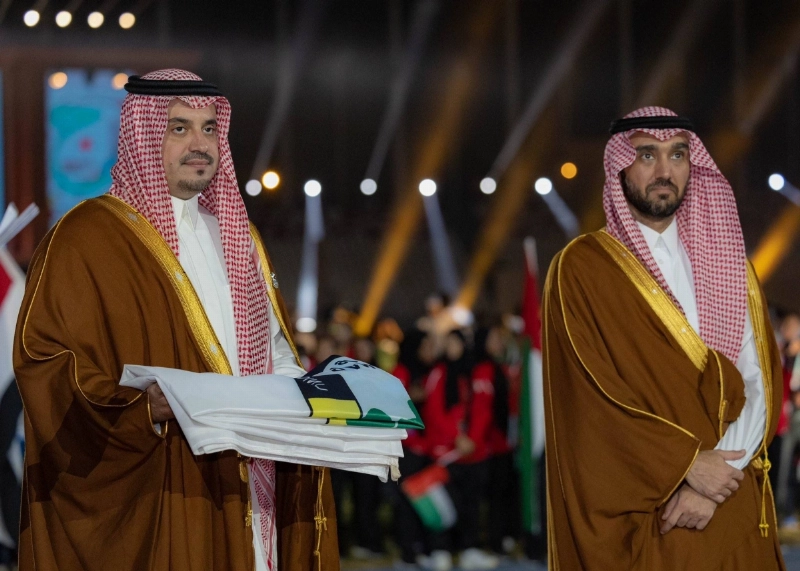عبدالعزيز بن تركي خلال تسليم فهد بن جلوي علم اللجان الأولمبية