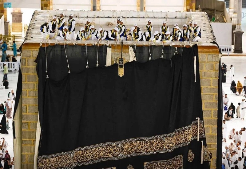 فنيون وصناع يساهمون في انزال الكسوة القديمة