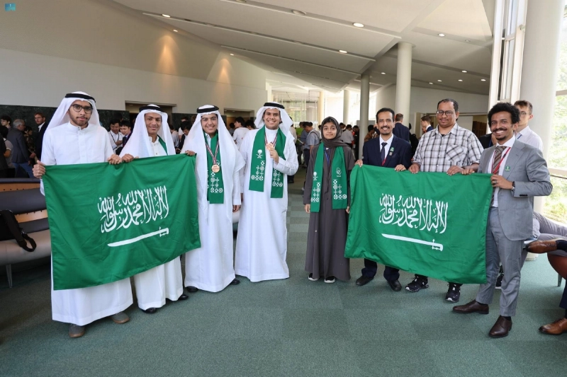 المنتخب السعودي للفيزياء يحمل علم المملكة (مكة)