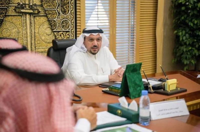 فيصل بن مشعل خلال الاجتماع