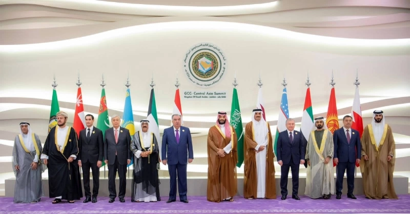 ولي العهد يتوسط قادة دول الخليج وآسيا الوسطى في جدة أمس (واس)