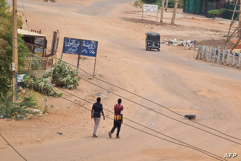 سودانيان يسيران في الخرطوم (مكة)