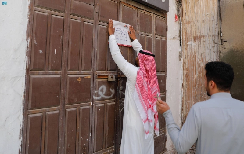 إغلاق أحد المحلات بالمنطقة التاريخية (مكة)