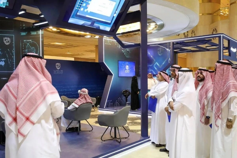 زوار يطلعون على محتويات المعرض (مكة)
