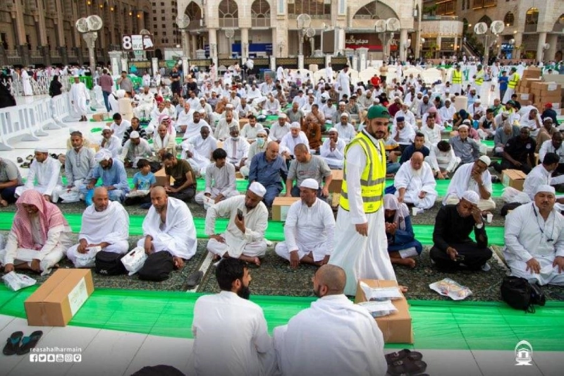 صائمون ينتظرون الإفطار بالمسجد الحرام (مكة)