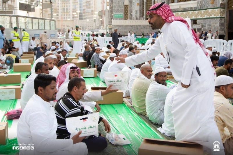 توزبع الوجبات على الصائمين (مكة)