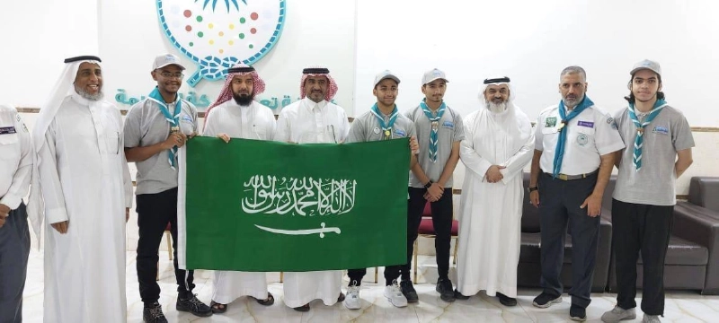 مسؤولو تعليم مكة مع المشاركين في المخيم الكشفي العالمي (مكة)