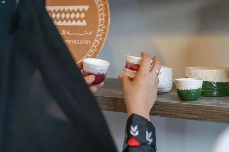 سعودية مشاركة تعرض أنواعا من الفخاريات