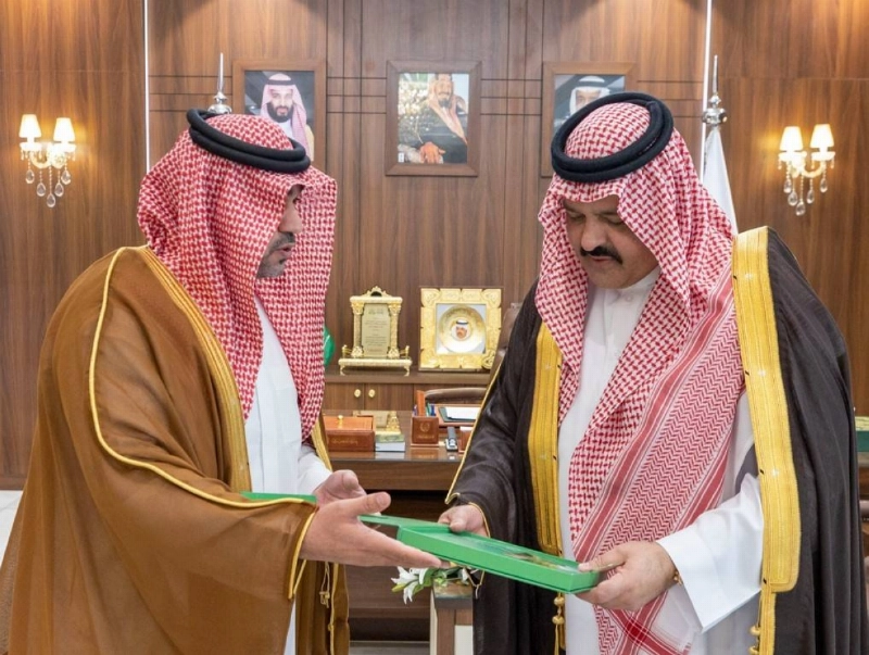 عبدالعزيز بن سعد يتسلم التقرير