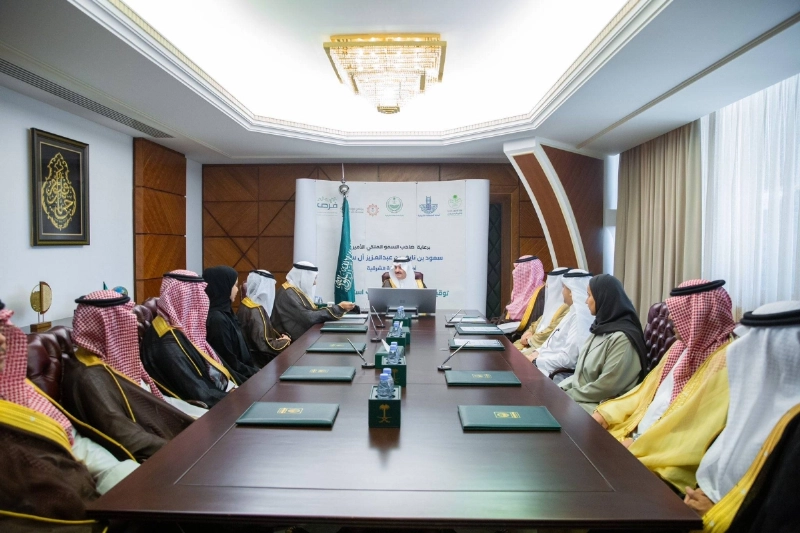 سعود بن نايف خلال رعايته توقيع العقود (مكة)