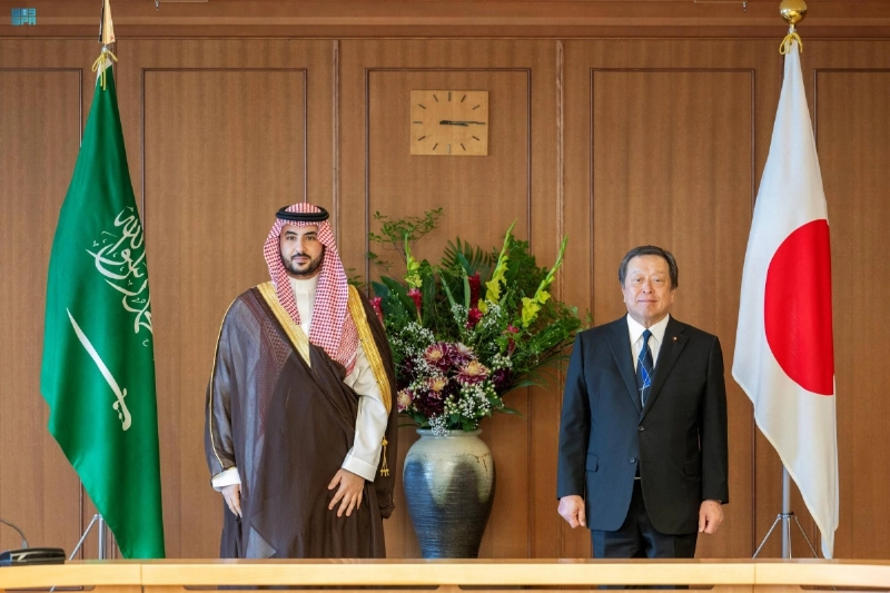 ياسوكازو هامادا خلال استقباله خالد بن سلمان (واس)