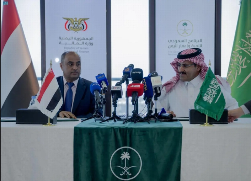 السفير محمد آل جابر يوقع اتفاقية الدعم السعودي مع الحكومة اليمينة (واس)