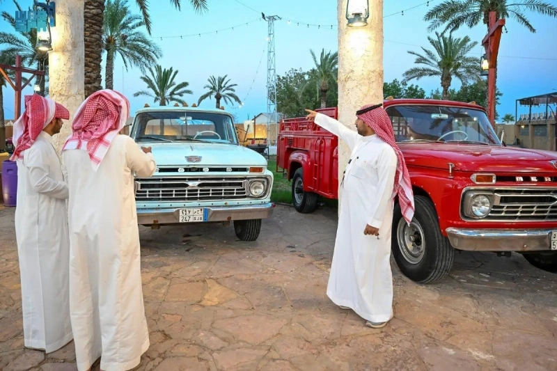 سيارات تراثية بالمهرجان (مكة)