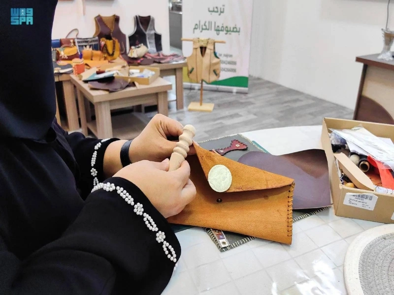 حرفية تزين حقيبة جلدية (مكة)