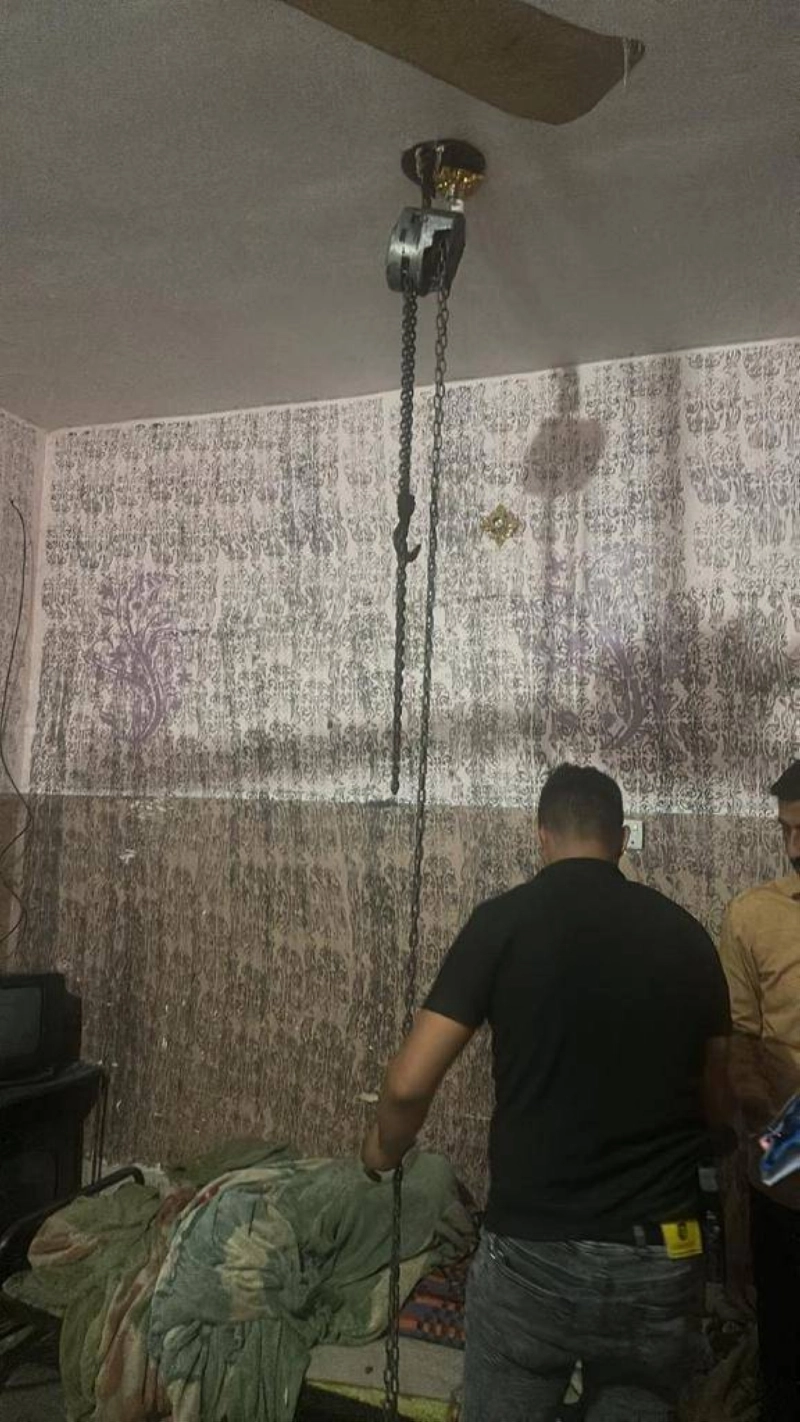 السلسلة التي علق بها الطفل قبل تحريره