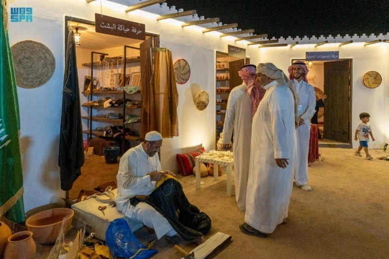 حياكة البشت في جناح المملكة بالمهرجان (مكة)