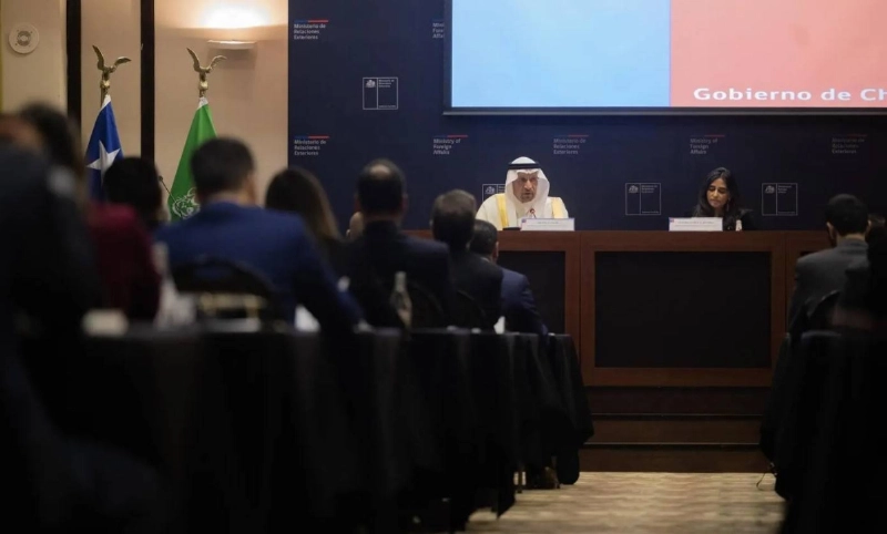 الفالح متحدثا في الاجتماع