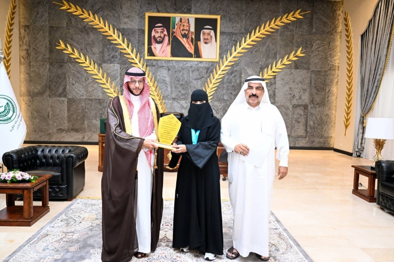 سعود بن نهار يكرم عبير الحارثي (مكة)