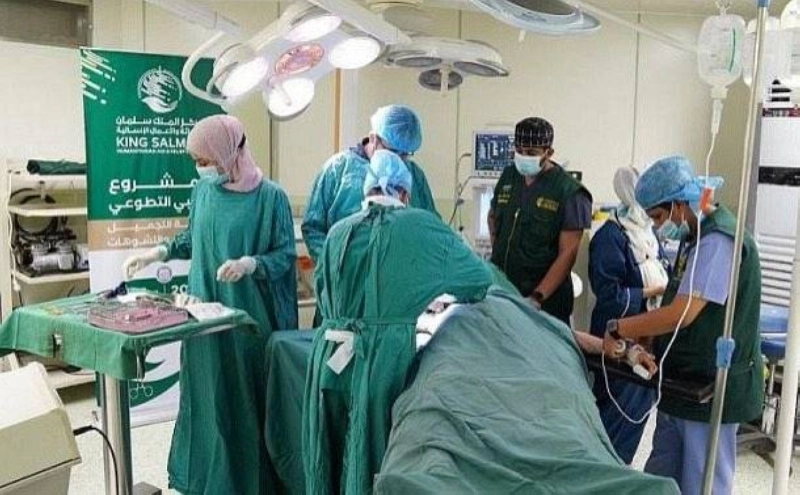 إحدى العمليات الجراحية للفريق السعودي في المكلا (واس)