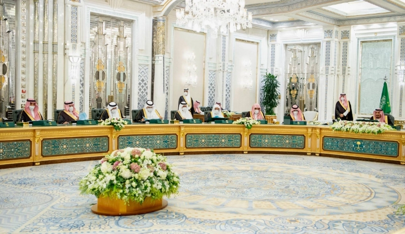 خادم الحرمين لدى ترؤسه جلسة مجلس الوزراء بقصر السلام في جدة أمس (واس)