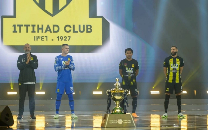 كريم بنزيما مع نجوم الاتحاد خلال حفل التدشين