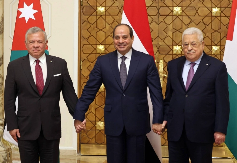 قمة سابقة جمعت الرئيس المصري وعاهل الأردن ورئيس فلسطين (مكة)