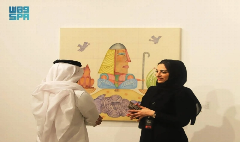 مشاركة تستعرض عملا فنيا (مكة)