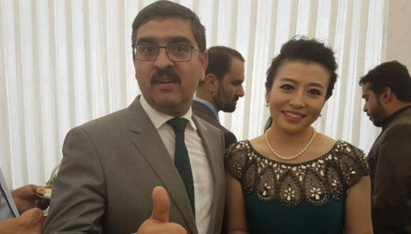 أنور الحق كاكار مع زوجته (مكة)
