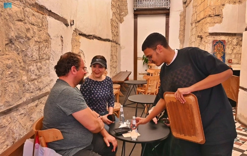 عامل يقوم بخدمة سياح بالمقهى (مكة)
