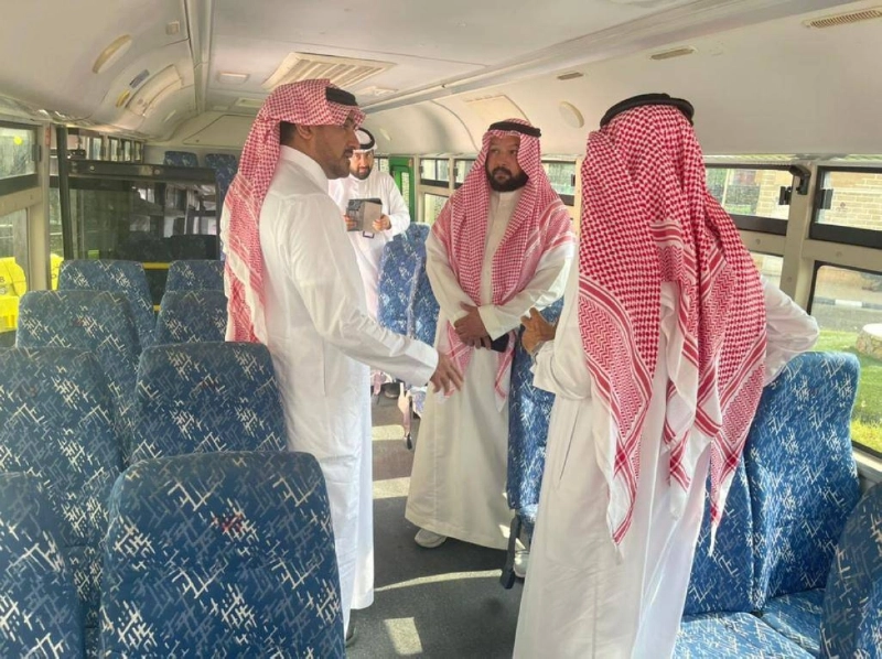 محمد المدخلي يتفقد إحدى الحافلات المدرسية من الداخل (مكة)