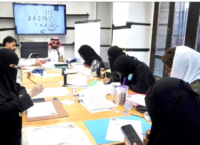 حرفيات يتدربن بالمعهد (مكة)