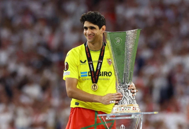 ياسين بونو مع كأس الدوري الأوروبي