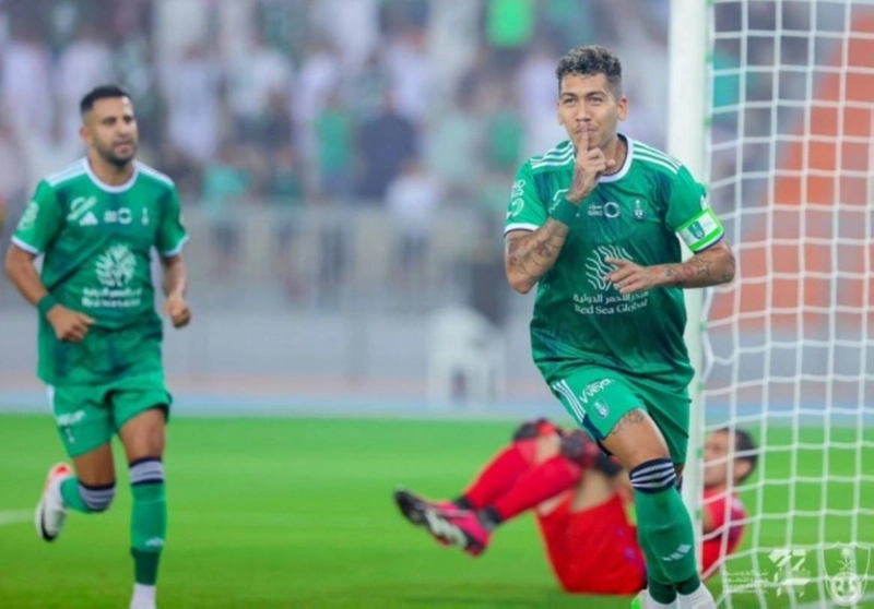 احتفال فيرمينو ورياض محرز خلال الجولة الأولى