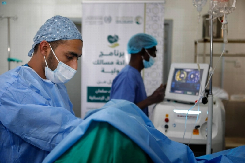 الفريق الطبي يجري احدى الجراحات (واس)