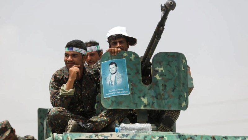 حوثيون يواصلون رفع صورة زعيمهم ويواصلون انتهاكاتهم (مكة)